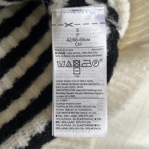 Cozy Banana Republic Sweater - Picture 3 of 6